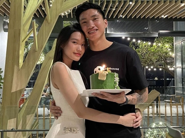 Doãn Hải My thoải mái ôm chặt Đoàn Văn Hậu sau khi công khai hẹn hò