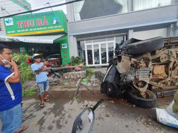 Tài xế lái Chevrolet gây tai nạn kinh hoàng: Chủ tiệm trà tử vong, người vợ bị hất xa 12m