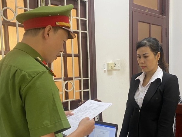 ‘Nữ quái’ lên Facebook làm giả sổ đỏ lừa đảo hàng trăm triệu đồng