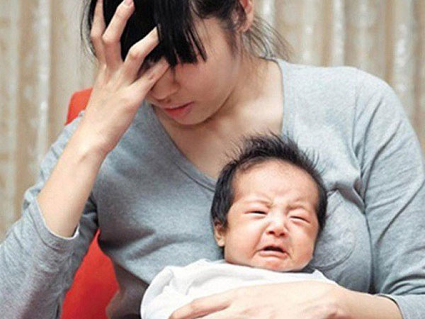 Bị nhà chồng coi thường, sinh xong được cho túi đồ, mở ra tôi bật khóc