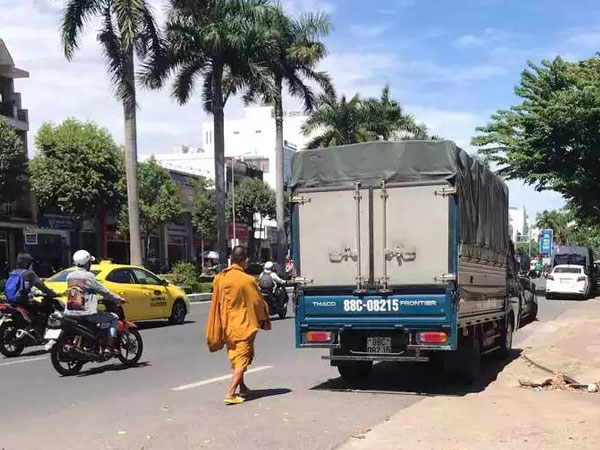 Giả nhà sư đi khất thực, lập sổ sách nhận tiền từ nhà hảo tâm