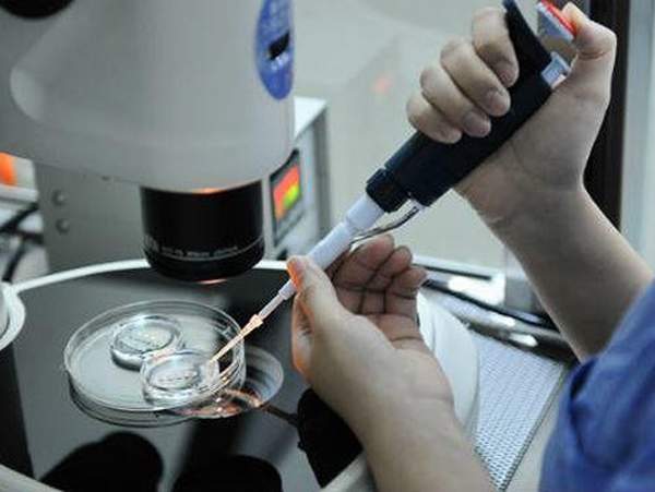 Con trai không có quan hệ huyết thống với chồng, người phụ nữ phát hiện sự thật sốc từ 26 năm trước
