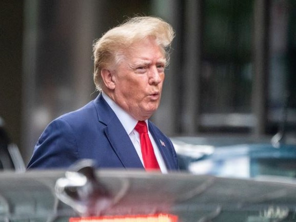 Tiền ồ ạt vào ủy ban của ông Donald Trump sau khi bị FBI khám xét nhà