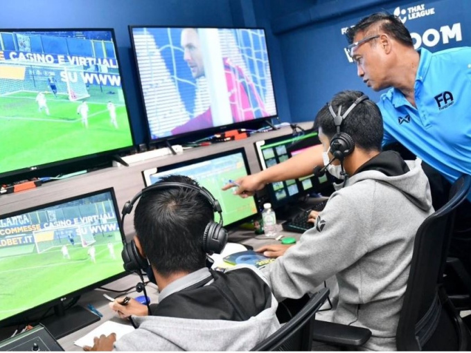 VAR: Công nghệ đốt tiền trong bóng đá