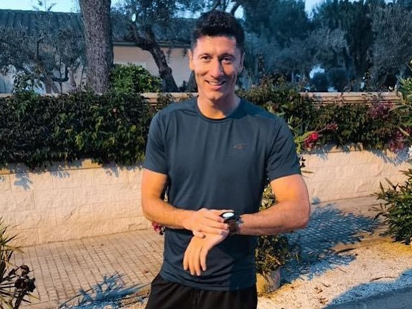 Lewandowski rượt bắt trộm trên phố, lấy lại đồng hồ tiền tỷ