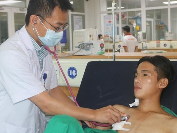 Hy hữu: Chàng trai 'sống cùng' cành cây dài 6,5cm trong ngực suốt 14 năm