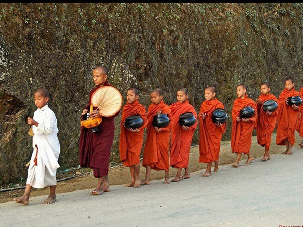Dân tình sốt xình xịch chuyện cúng tiền mặt ở Chùa Ba Vàng, lời qua tiếng lại của các nhà tu hành triệu follower