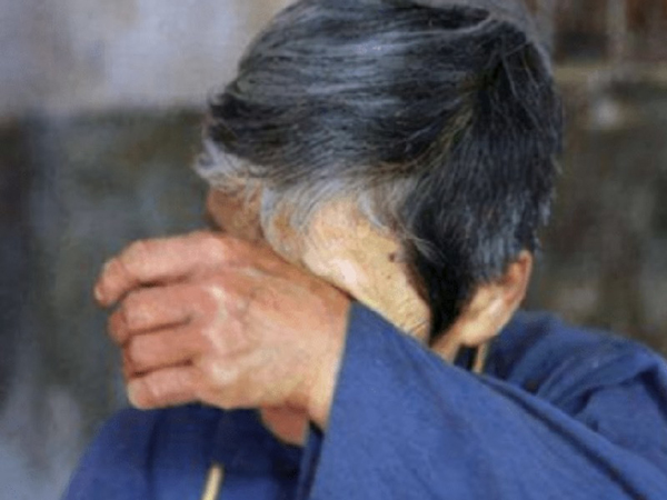 Dỗ mẹ già bỏ quê lên phố chăm cháu 10 năm, mẹ vừa đổ bệnh đã bị 'mời' về gấp vì: 'Nhà chỉ có 2 phòng ngủ'