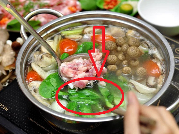 Ăn lẩu nhúng 5 loại rau này vào chẳng khác gì rước 'thạch tín' vào người, biết mà tránh kẻo hại vô cùng