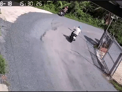 Clip: Xe máy lao thẳng xuống mương tại khúc cua