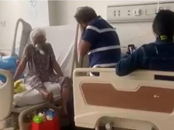 Vào chăm mẹ nằm viện, con trai nói 1 câu khiến ai cũng phải khóc
