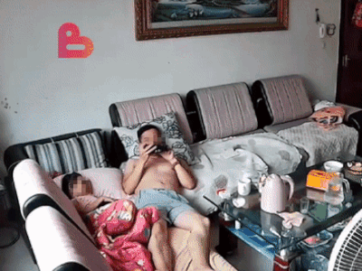 Ông bố đang xem điện thoại bất ngờ bị lửa bao trùm gương mặt, dân mạng chỉ trích vì một hành động liên quan đến con gái