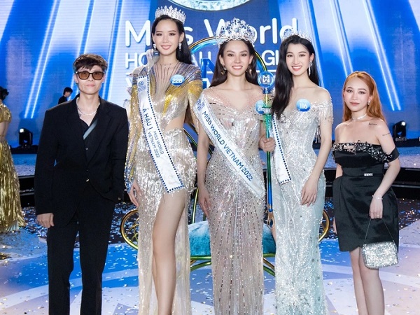 Bất chấp chiều cao 'nấm lùn', ái nữ nhà Minh Nhựa vẫn tự tin đọ dáng cùng top 3 Miss World Vietnam 2022