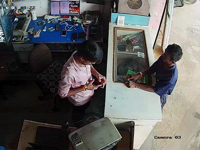 Điện thoại phát nổ khiến cả thợ và khách hoảng sợ