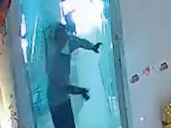 Clip: Giữa ban ngày, kẻ gian đột nhập nhà dân 'cuỗm' hơn 1,4 tỷ đồng