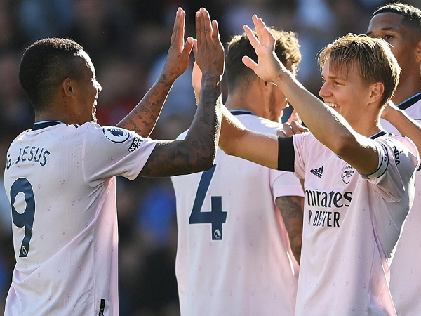 Odegaard, Jesus rực sáng đưa Arsenal lên đầu bảng