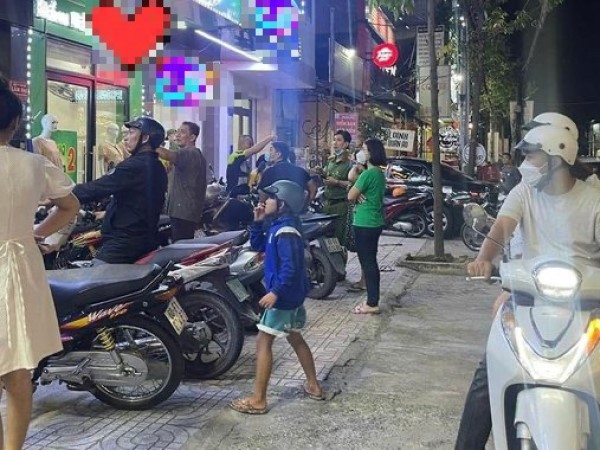 Nghi điện thoại bị theo dõi, vác dao đâm thương vong cha con chủ tiệm