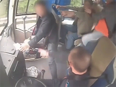 Video: Thấy chuyện bất bình, nam thanh niên tung cước đánh khách trên xe bus