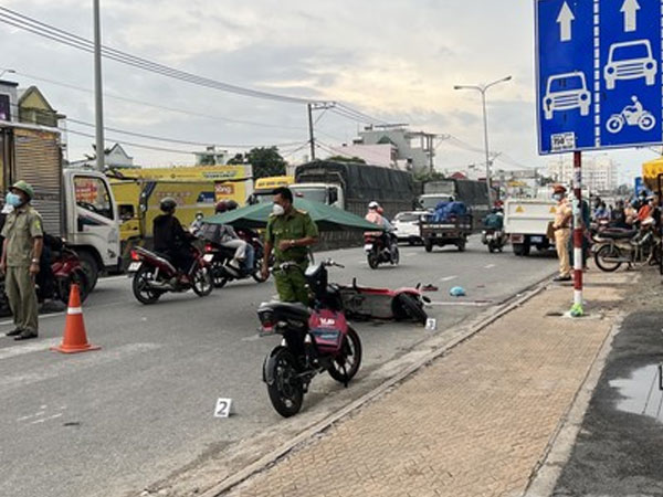 Cán nam HLV thể hình tử vong, xe đầu kéo chạy cả cây số mới biết
