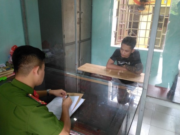 Khởi tố nam thanh niên dùng 'ảnh nóng' của người yêu để tống tiền
