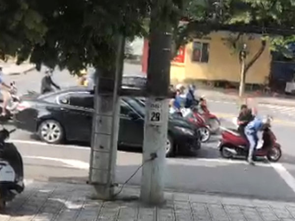 Phẫn nộ tài xế côn đồ hành hung người đi xe máy vì không chịu nhường đường