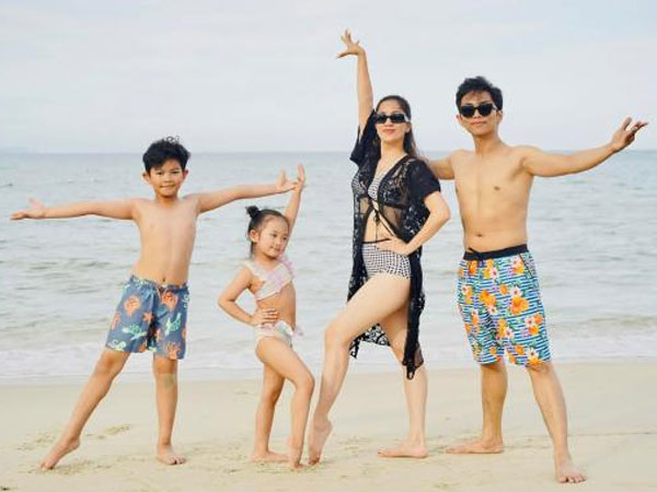 Gia đình Khánh Thi - Phan Hiển diện đồ bơi tạo dáng như khiêu vũ, nhan sắc hình thể 'mẹ bỉm' gây chú ý