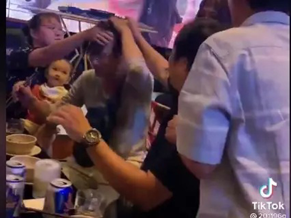 Múa quá nhiệt tình, nhân viên quăng luôn mâm vào đầu khách hàng