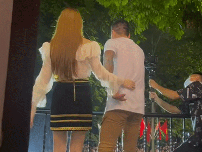 Tuấn Hưng và bà xã cùng nắm tay hát hò, không ngại hôn nhau cực ngọt trước hàng ngàn khán giả