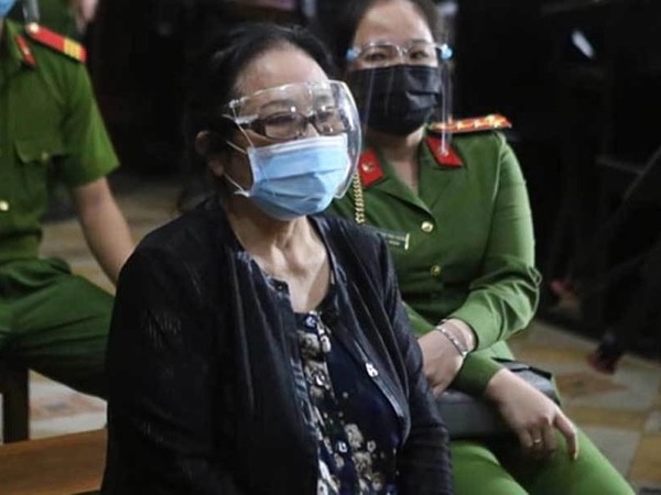 Bà Dương Thị Bạch Diệp nhập viện, phiên tòa phải tạm hoãn
