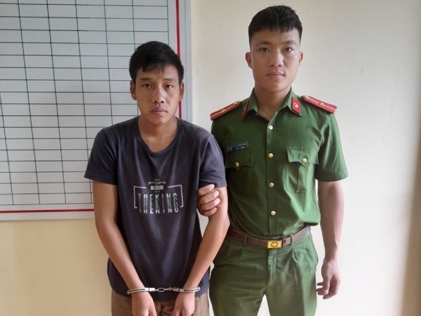Gã chú họ nung nóng thanh sắt rồi dí vào người 2 cháu nhỏ