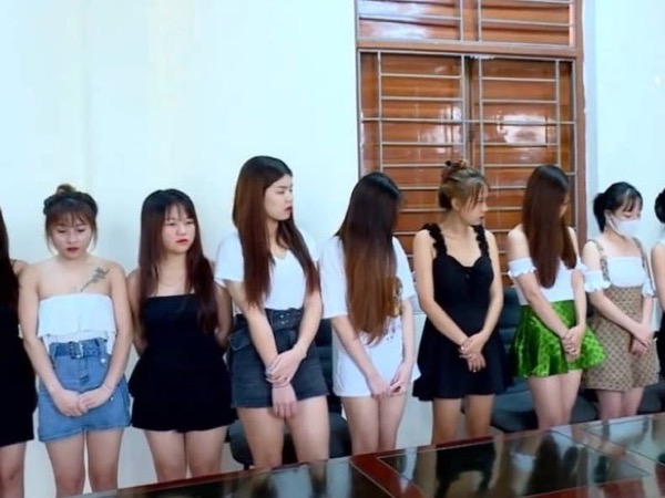 Phát hiện nhiều cô gái trẻ tụ tập 'bay lắc' trong quán karaoke