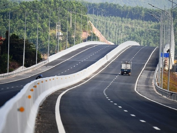 Thực hư chuyện cao tốc gần 200km ở Quảng Ninh không có cây xăng, trạm dừng nghỉ