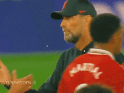 Thua MU, Jurgen Klopp hùng hổ vào sân bóp cổ Bruno Fernandes