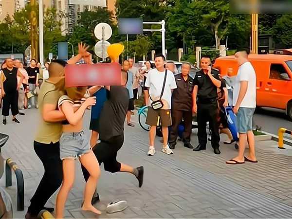 Chồng làm công nhân vác gạch ngồi vỉa hè bê hộp cơm giữa trưa nóng ngỡ ngàng chứng kiến vợ ăn mặc mát mẻ nắm tay trai đi siêu thị