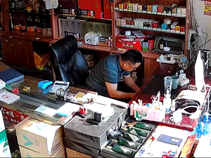 Clip: Bình nước nóng vỡ tan tành chỉ vì người đàn ông đặt gần vật dụng quen thuộc