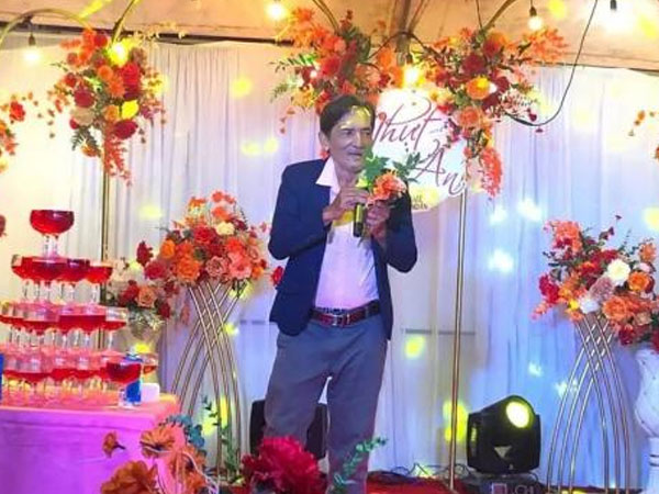 Thương Tín bất ngờ xuất hiện trên sân khấu của một đám cưới, dân tình đặt ra nghi vấn đi hát mưu sinh?