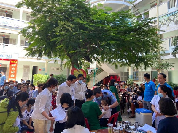 Học sinh không được đến trường nếu chưa tiêm vắc xin: Phụ huynh bức xúc, giáo viên cũng bị áp lực từ việc 'xét thi đua'