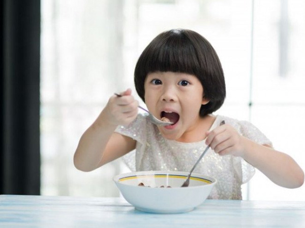 Ăn sáng ở nhà hay bên ngoài tốt hơn? Đáp án khiến nhiều bố mẹ đổi cách cho con ăn sáng bấy lâu