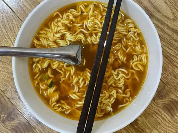 Cô gái tiết lộ cách sống ở thành phố chỉ với 1,5 triệu/tháng khiến dân tình tranh cãi dữ dội: 'Sống thế ai dám chơi cùng?'