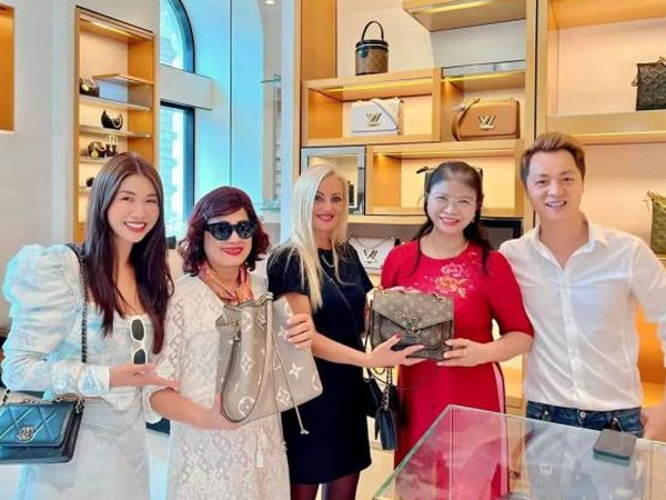 Đăng Khôi đưa cả gia đình đi du lịch châu Âu, mạnh tay chi tiền mua hàng hiệu tặng cho cả mẹ vợ và mẹ ruột