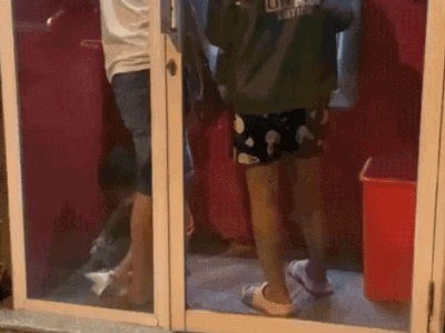 Chờ đợi bố mẹ rút tiền, bé trai có hành động khiến nhiều người lớn phải cúi đầu xấu hổ
