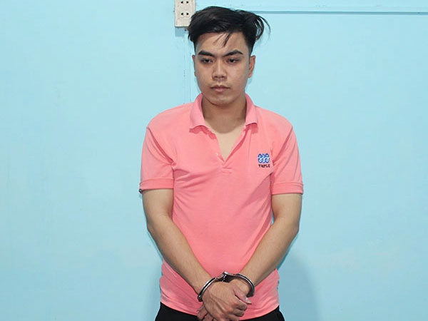 Giả giọng nữ đặt mua mỹ phẩm, hẹn giao hàng nơi vắng vẻ để hiếp dâm, cướp tài sản