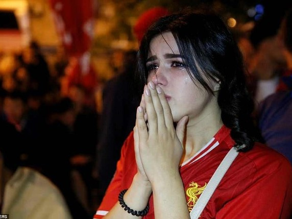 Nữ CĐV Liverpool bị đâm tử vong sau trận thua MU