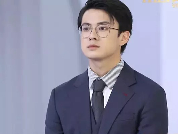 Màn lột xác khó tin bác sĩ hot boy 'Người Ấy Là Ai' cực nổi trên MXH