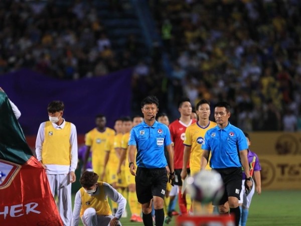 Trả 10 tỷ đồng cho trọng tài bắt V.League 2022?