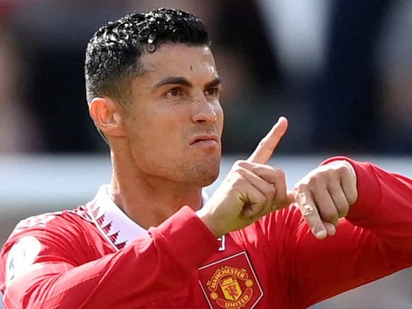 Nhiều tiền để làm gì: Ronaldo mua sân golf gần nhà để đập bỏ vì... 'ngứa mắt'