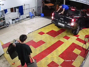 'Việc nhẹ lương cao' ai ngờ cũng có lúc gặp tai nạn, thanh niên salon ôtô khiến dân mạng cười ngất vì sự cố bất ngờ