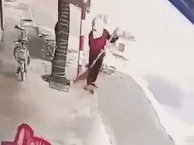 Clip: Kinh hoàng ô tô Mazda húc 'bay' người đi trên vỉa hè, rơi cả biển số xe