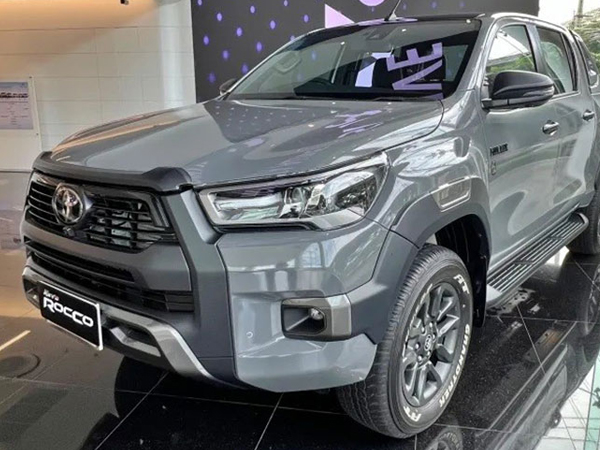 Cận cảnh Toyota Hilux bản đặc biệt xám xi măng giá 848 triệu đồng