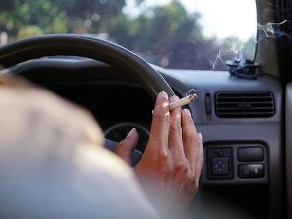 Cái giá đắt phải trả khi vừa hút thuốc vừa lái xe